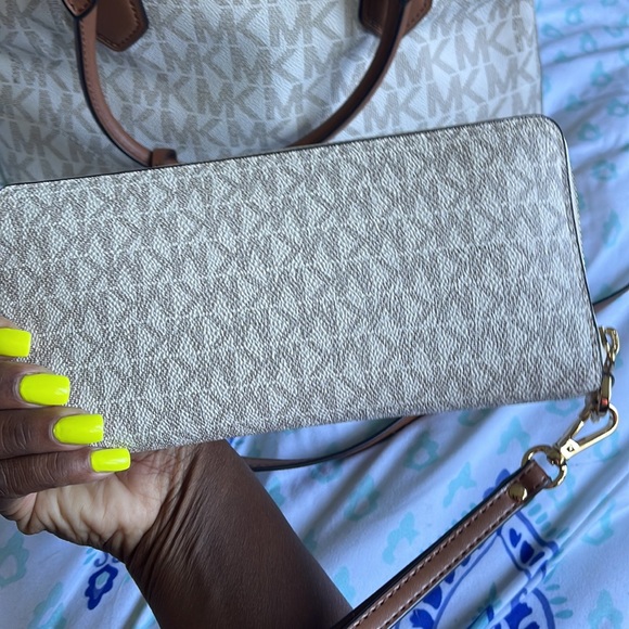 Authentic Michael Kors bag and wallet set - Picture 3 of 11